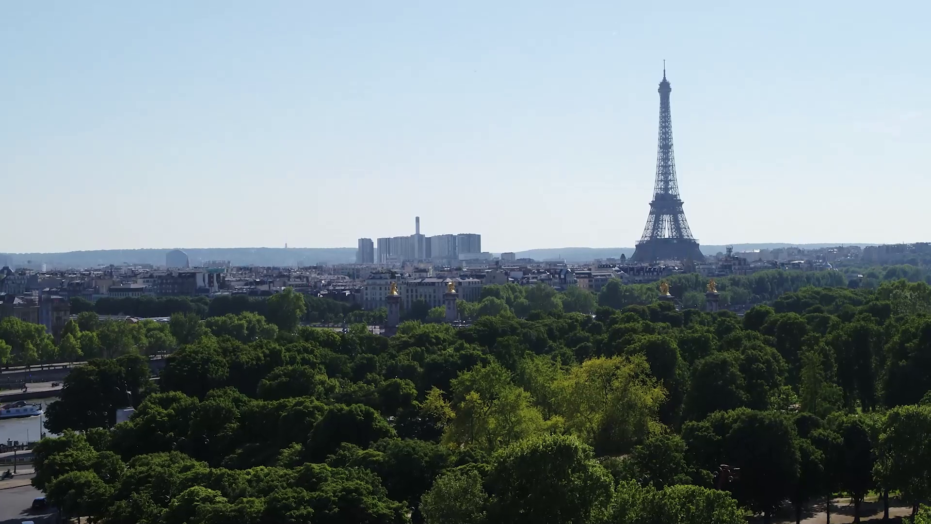 Vue aérienne de Paris avec la Tour Eiffel filmée par drone