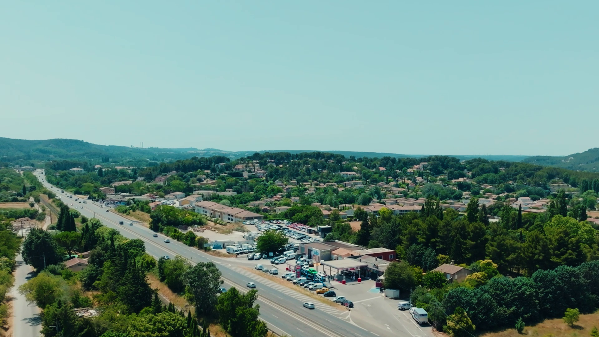 Vue aérienne d'ensemble d'un site et de ses axes routiers