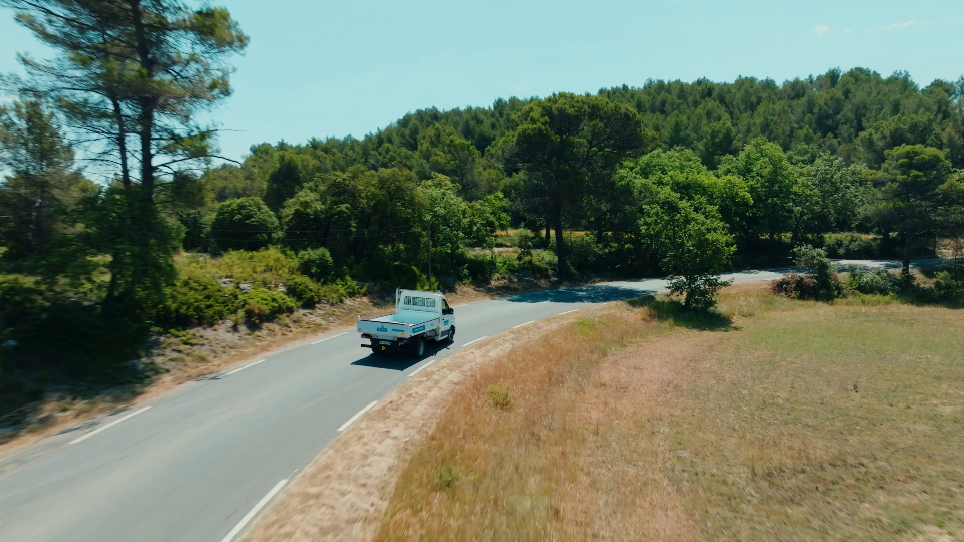 Suivi par drone d'un véhicule sur une route sinueuse