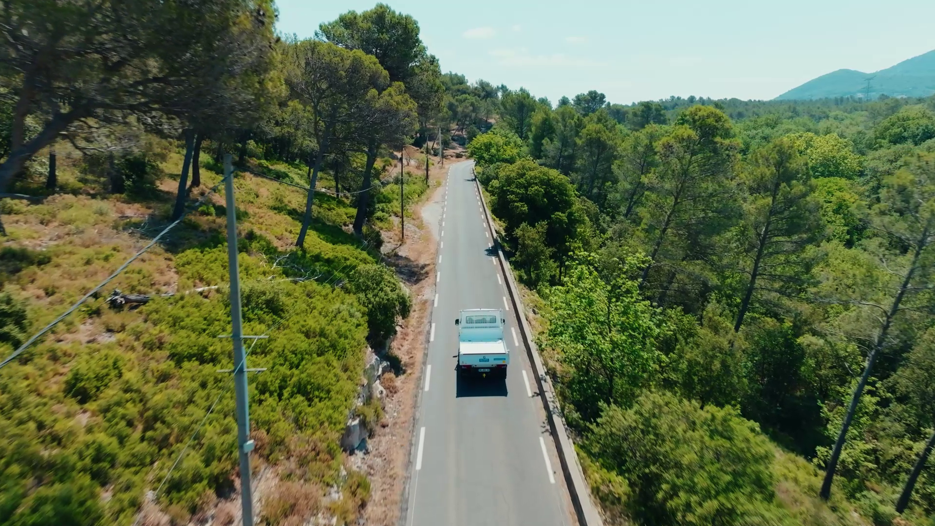 Tracking arrière au drone d'un véhicule sur route forestière