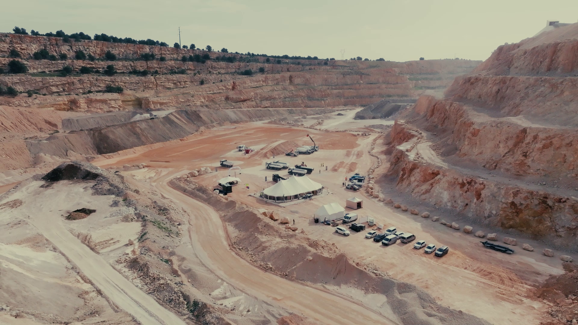 Vue aérienne d'une implantation événementielle dans une carrière