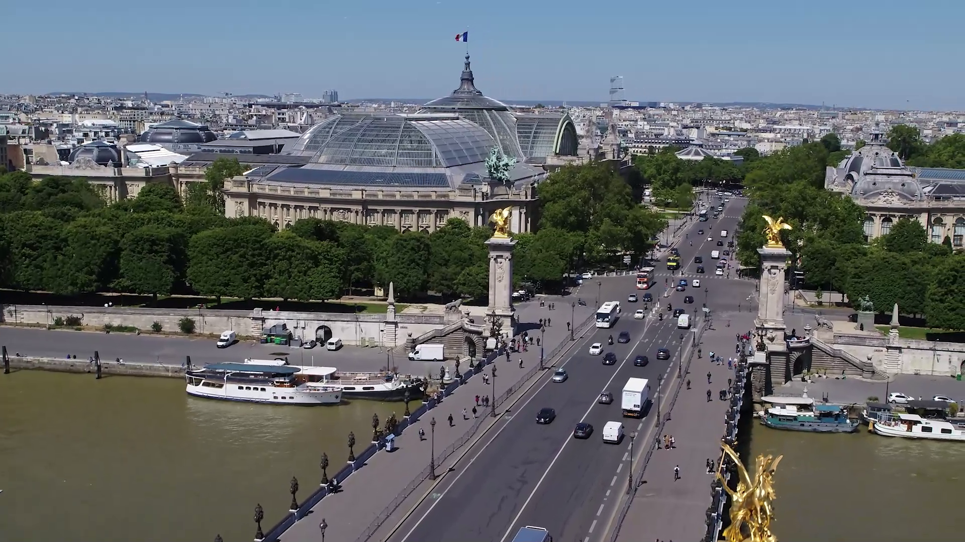 Vue aérienne du Grand Palais et du Pont Alexandre III à Paris
