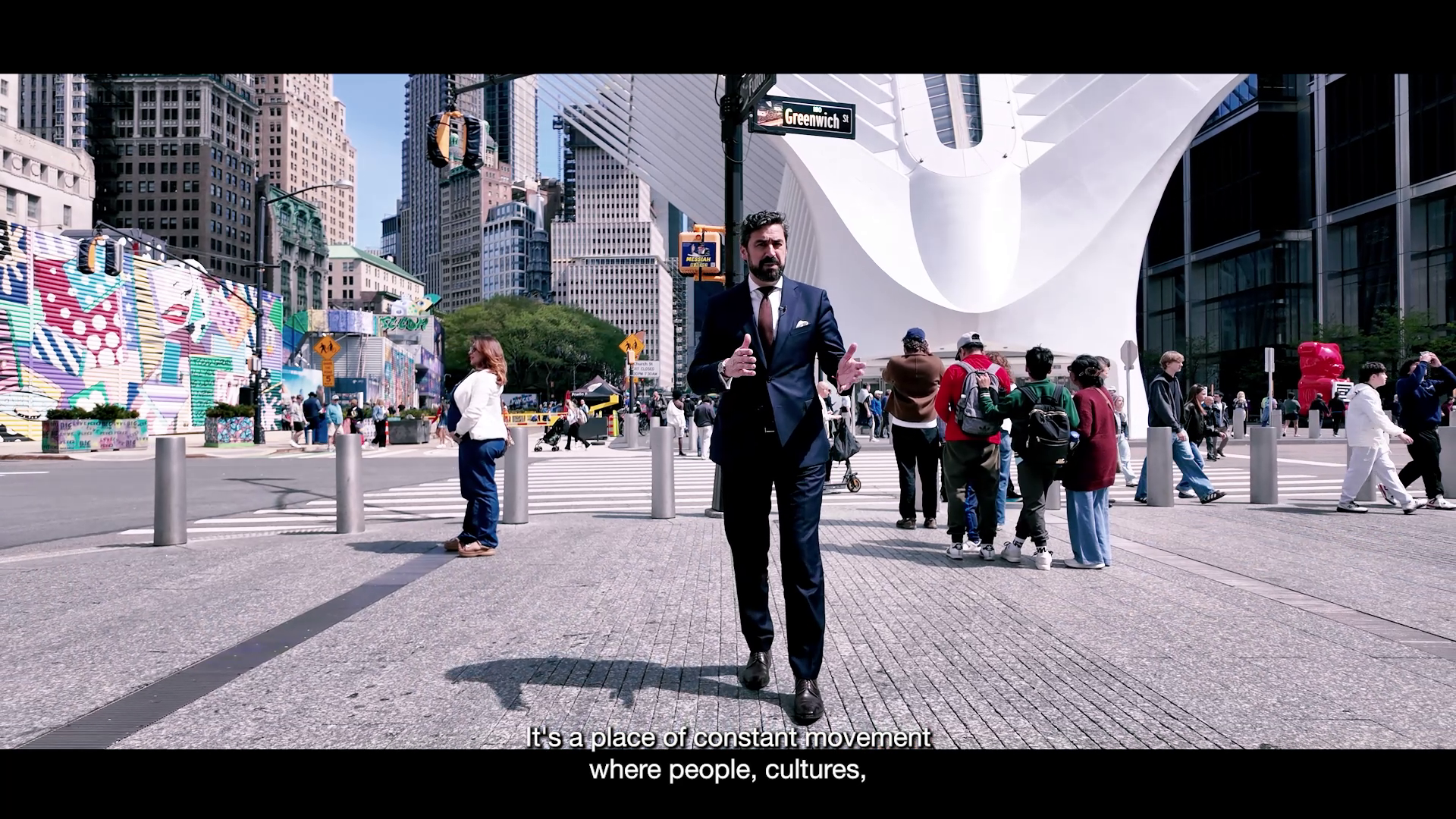 Interview filmée en extérieur à New York, intervenant en costume